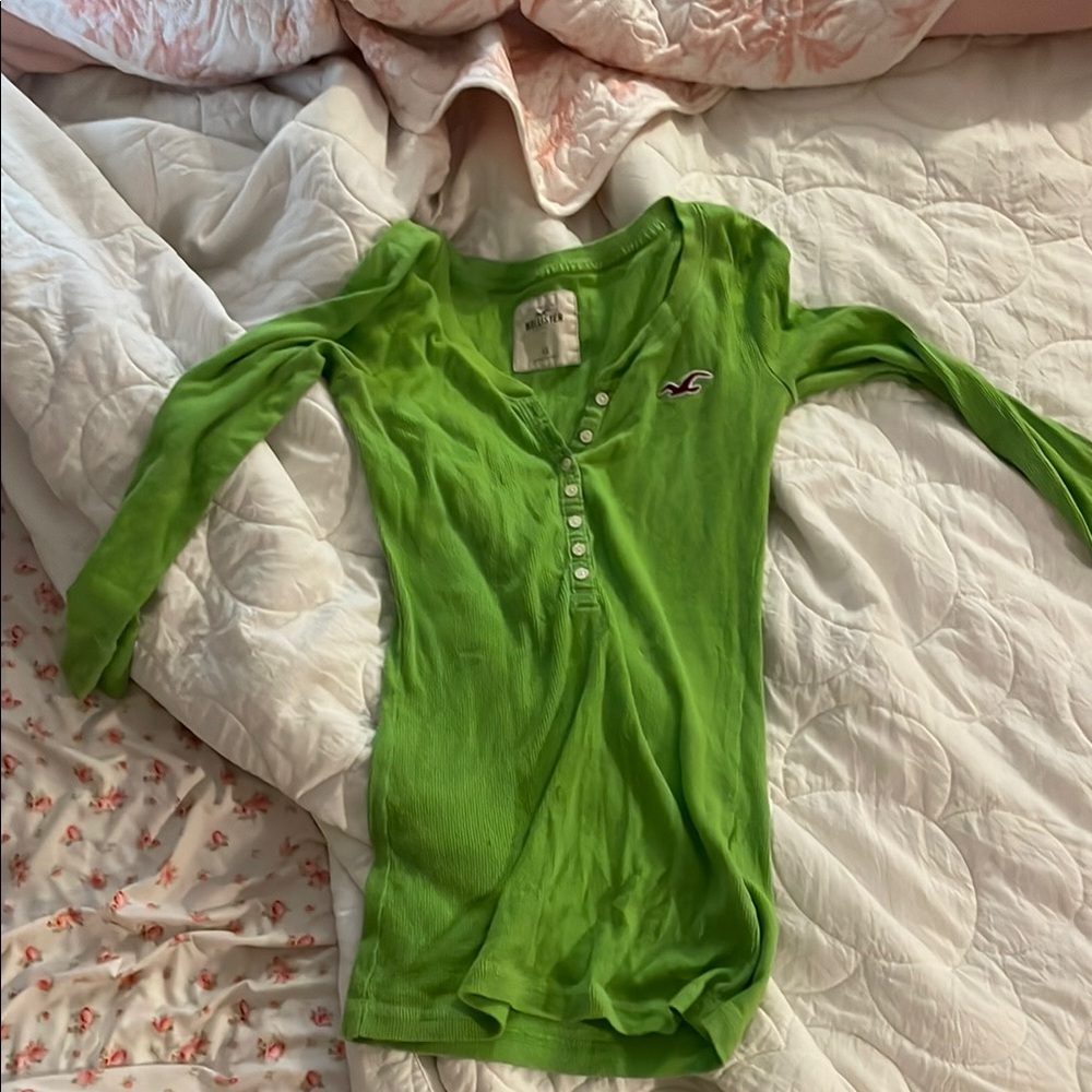 green hollister vintage henley top, quarter sleeves